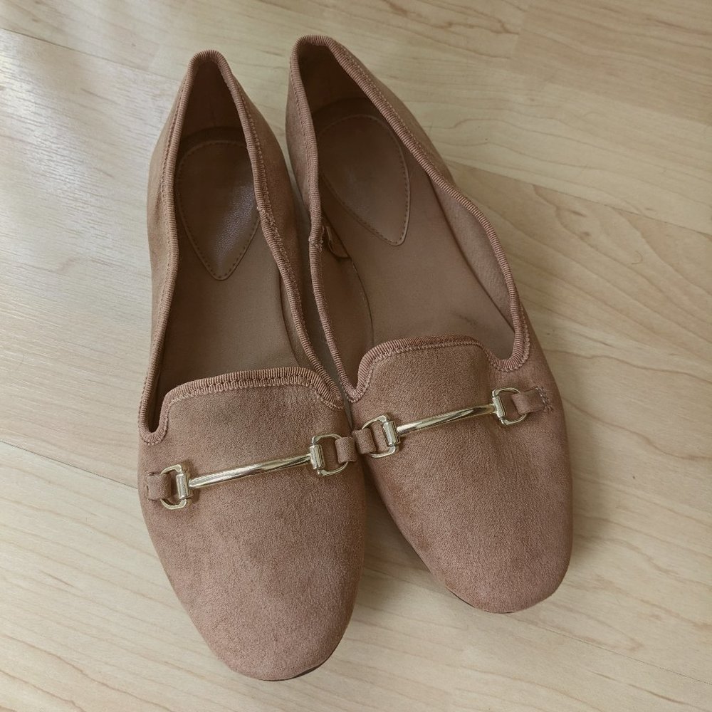 H&M tan flats loafers with gold detail size 6